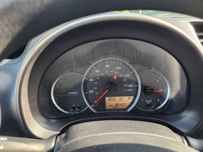 2012 Toyota Yaris 5-Door LE