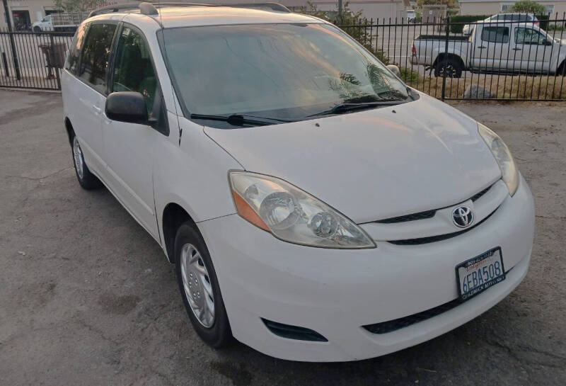 Toyota Sienna's photo