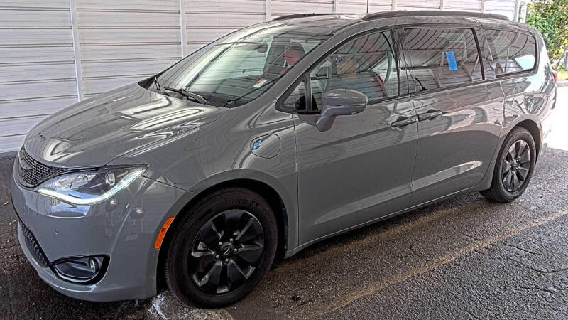 2020 Chrysler Pacifica Hybrid Limited's photo