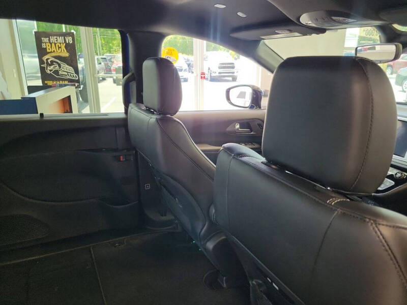 2027 Chrysler Pacifica Select