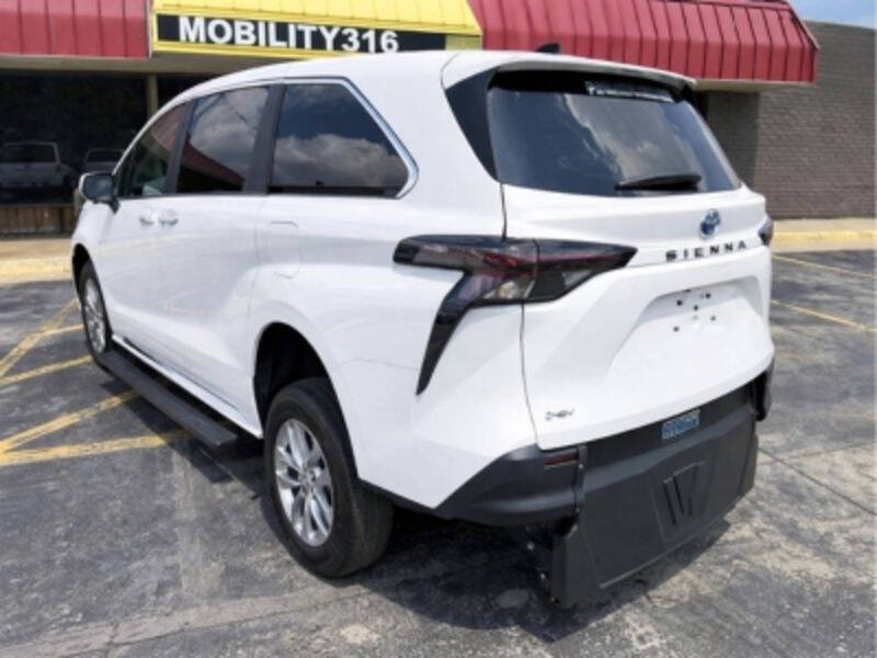 2026 Toyota Sienna LE 8-Passenger