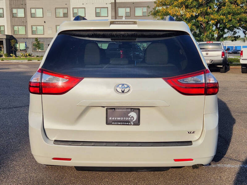 2018 Toyota Sienna XLE 7-Passenger Auto Access Seat