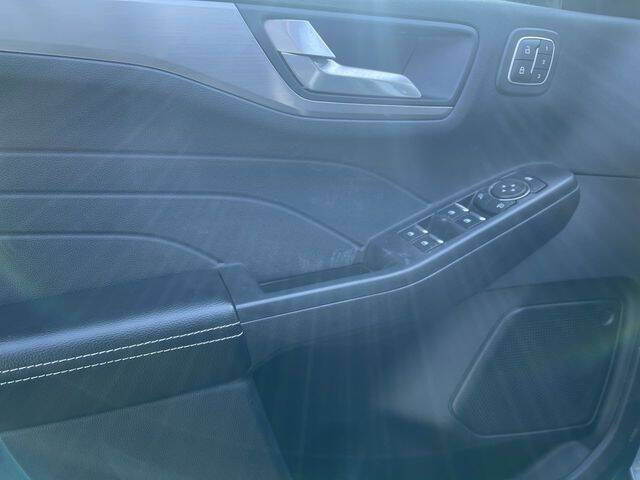 2022 Ford Escape Hybrid Titanium