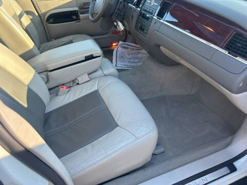2005 Lincoln Town Car Signature Limited