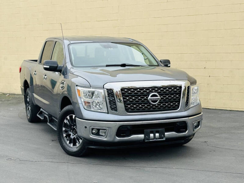 2017 Nissan Titan SV's photo