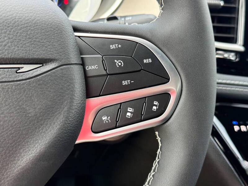 2027 Chrysler Pacifica Select