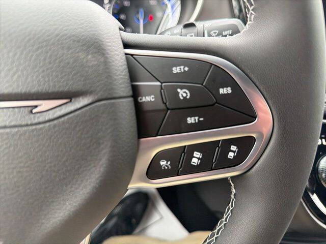 2027 Chrysler Pacifica Select