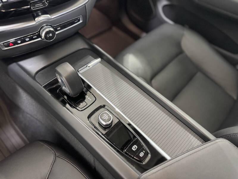 2024 Volvo XC60 B5 Core Dark Theme