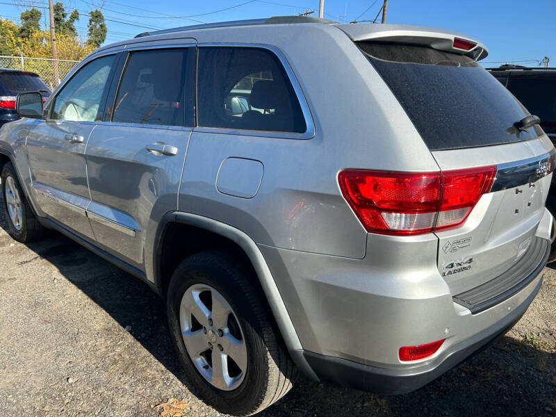 2011 Jeep Grand Cherokee Laredo photo 5