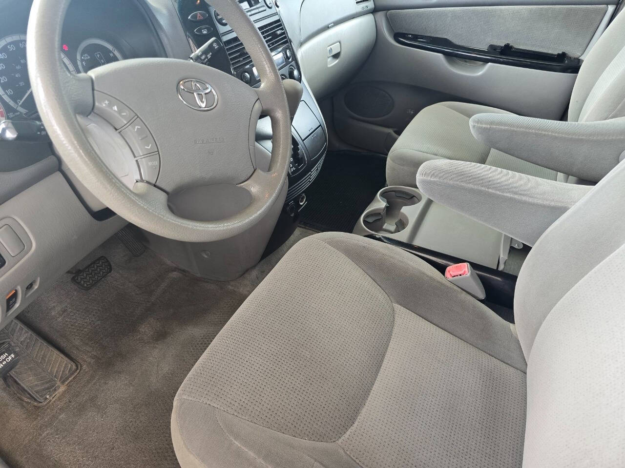 2005 Toyota Sienna for sale at QUEENSGATE AUTO SALES in York, PA