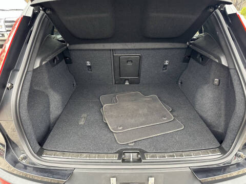 2023 Volvo XC40 B5 Plus Bright Theme