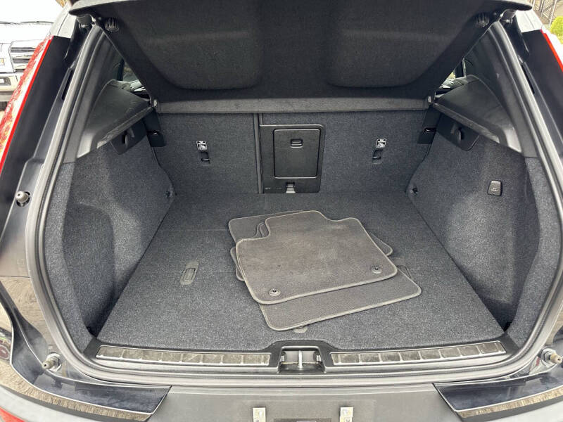 2023 Volvo XC40 B5 Plus Bright Theme