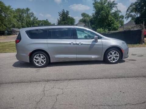 2017 Chrysler Pacifica for sale at Magana Auto Sales Inc in Aurora IL