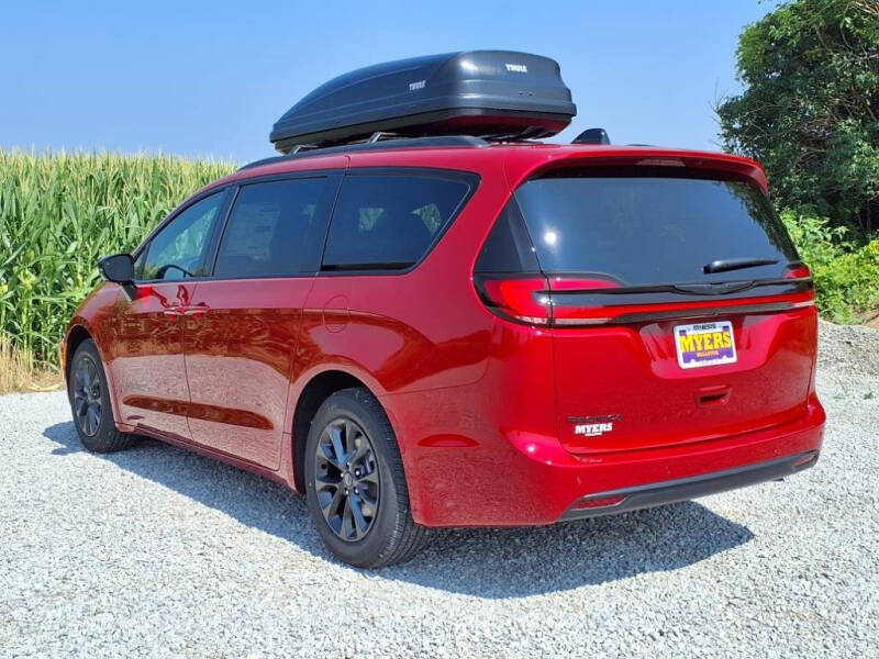 2025 Chrysler Pacifica Select