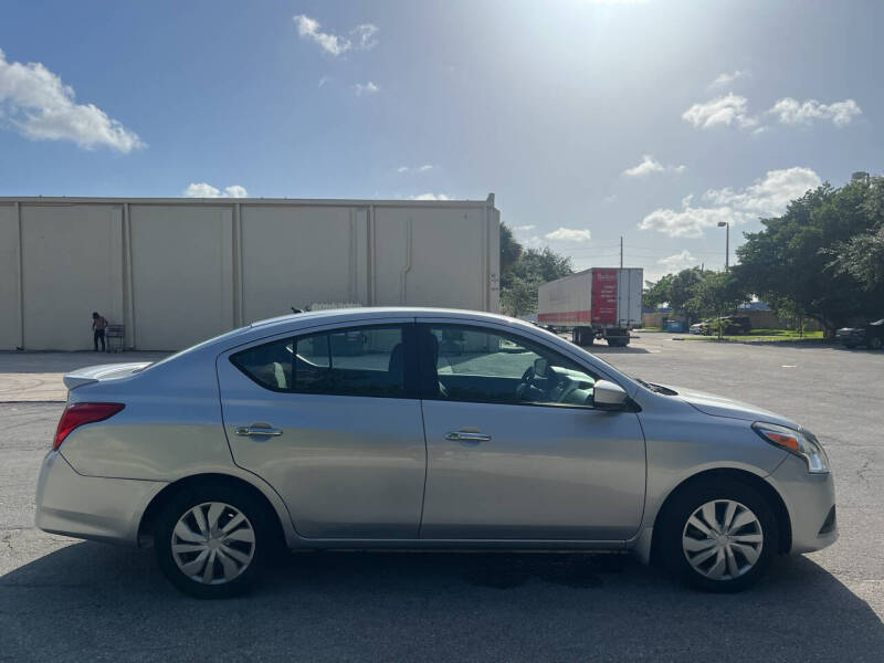 2017 Nissan Versa Sedan SV photo 4