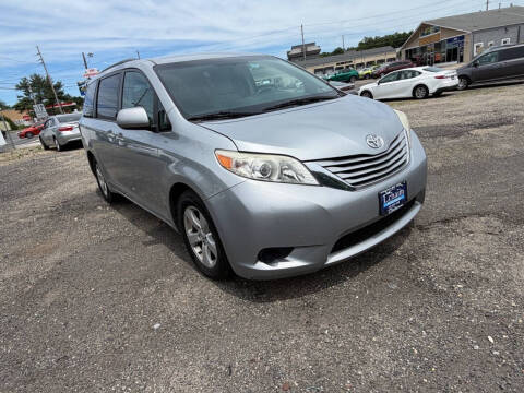 2016 Toyota Sienna LE 8-Passenger