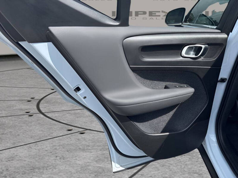 2025 Volvo XC40 B5 Core Bright Theme