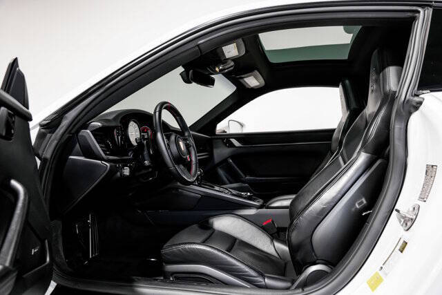 2020 Porsche 911 Carrera