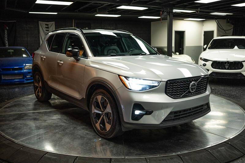 2023 Volvo XC40 B4 Ultimate Dark Theme