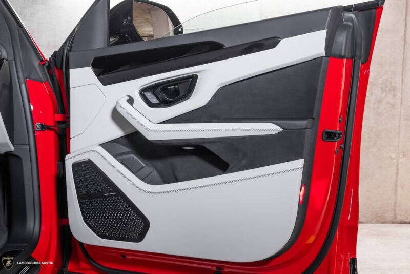 2025 Lamborghini Urus SE