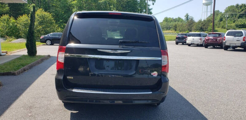 2014 Chrysler Town & Country Touring photo 2