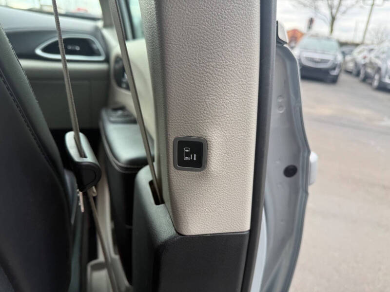 2024 Chrysler Pacifica Plug-In Hybrid Select