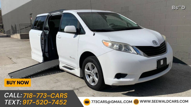 2015 Toyota Sienna LE's photo