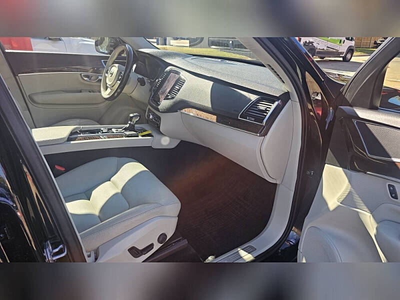 2017 Volvo XC90 T6 Momentum