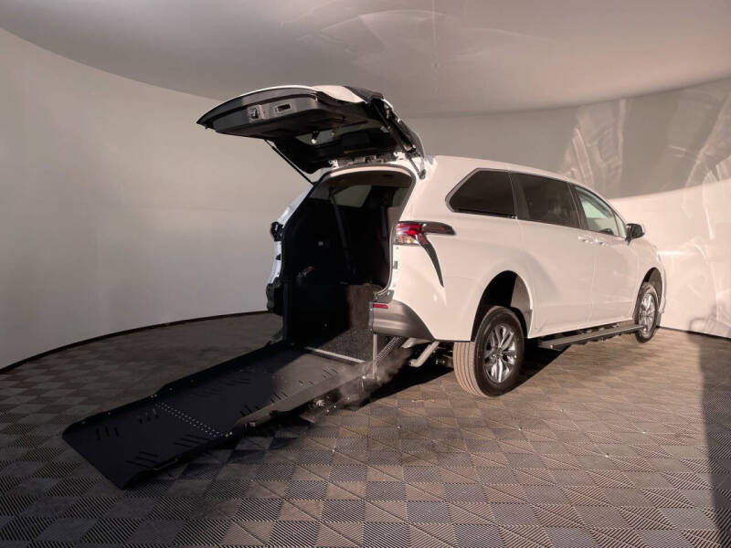 2025 Toyota Sienna LE's photo