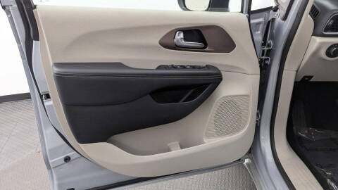 2023 Chrysler Voyager LX