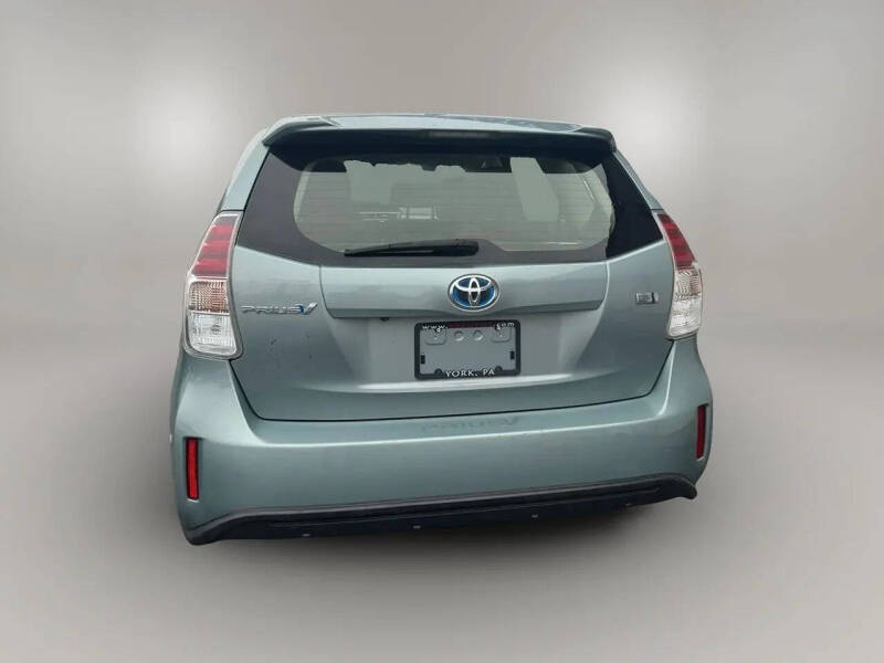 2015 Toyota Prius v Five
