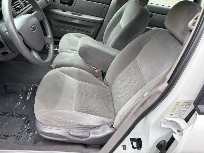 2005 Ford Taurus SE