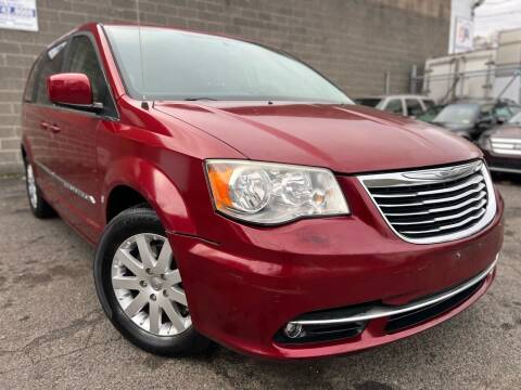 2014 Chrysler Town and Country for sale at Illinois Auto Sales in Paterson NJ