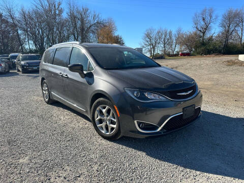 2018 Chrysler Pacifica for sale at Perfection Auto Detailing & Wheels in Bloomington IL