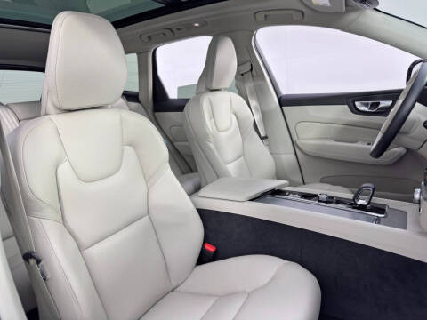 2023 Volvo XC60 B5 Plus Dark Theme