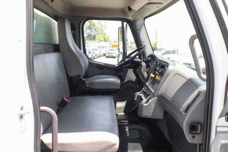 2023 Freightliner M2 106