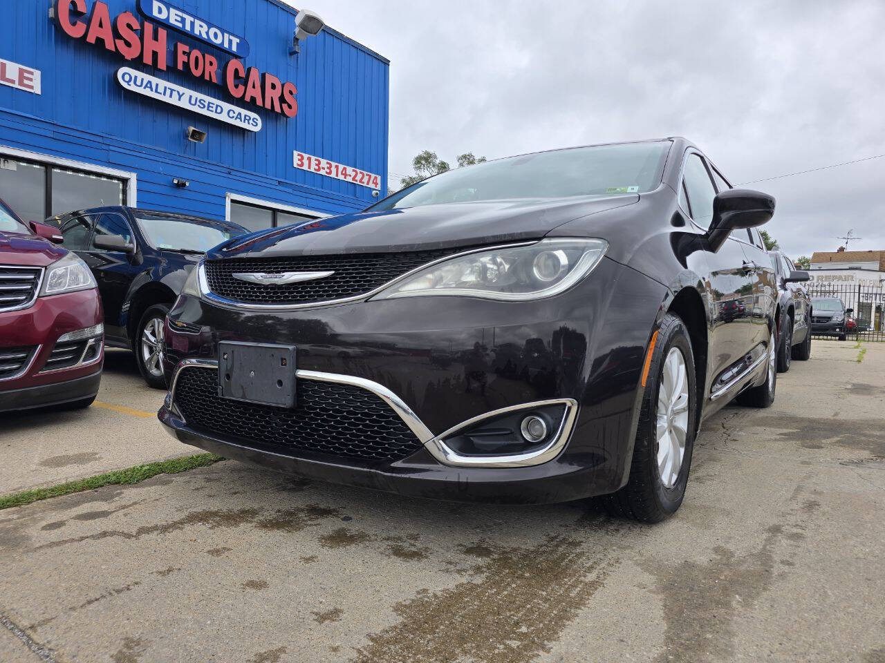 2017 Chrysler Pacifica Touring-L's photo