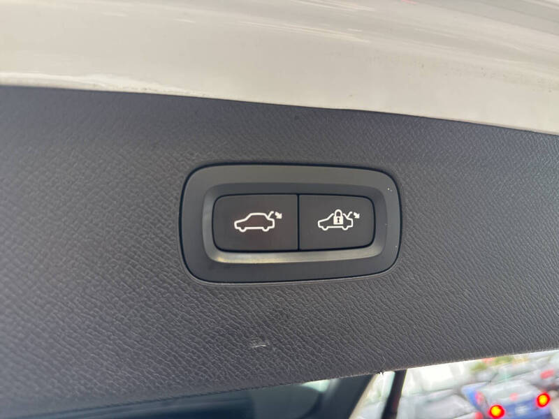 2017 Volvo XC90 T6 R-Design