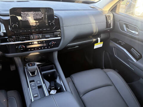 2025 Nissan Pathfinder SL