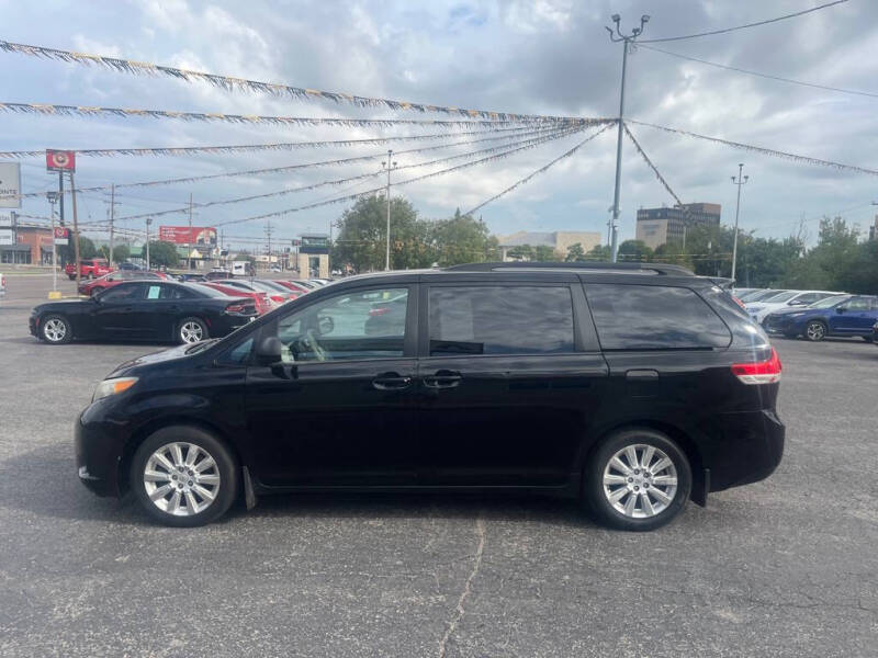 2012 Toyota Sienna LE 7-Passenger