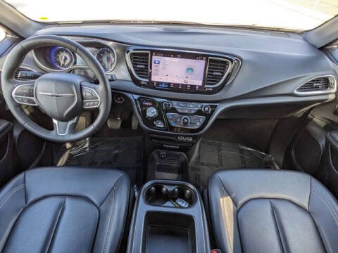 2025 Chrysler Voyager LX