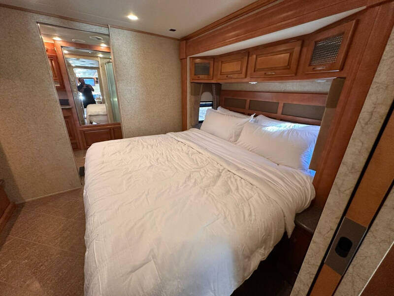 2011 Newmar Ventana 43’  1.5 Bath Pre-Def Diesel KingBed