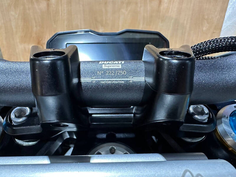 2025 Ducati Streetfighter V4 Supreme