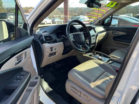 2022 Honda Pilot Touring w/Rear Captain's Chairs