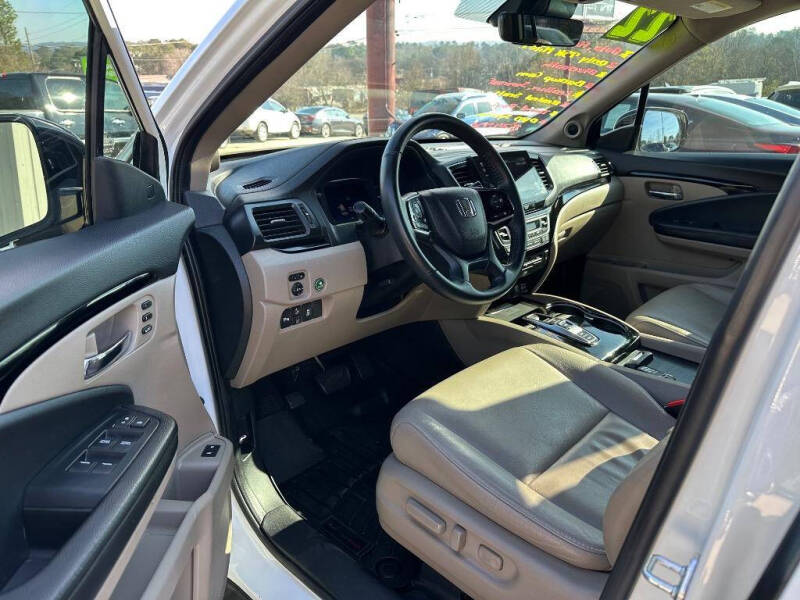 2022 Honda Pilot Touring w/Rear Captain's Chairs