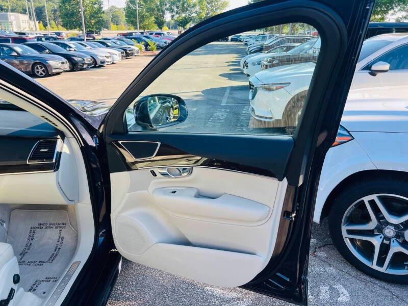 2016 Volvo XC90 T6 Momentum