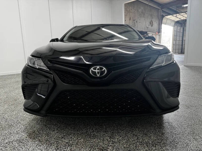 2019 Toyota Camry SE photo 3