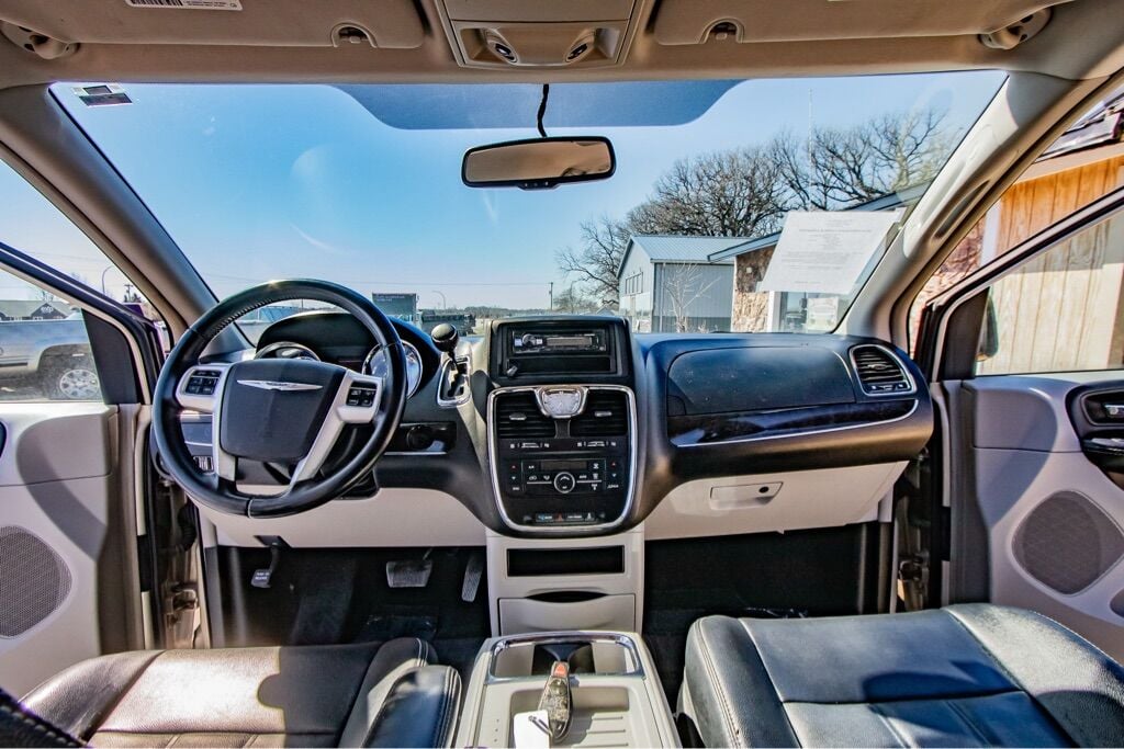 2014 Chrysler Town and Country 76