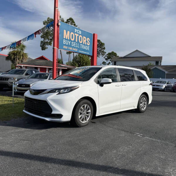 2023 Toyota Sienna LE's photo