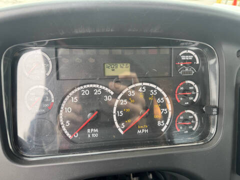 2013 Freightliner M2 106